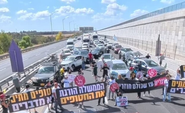 מפגינים חומסים את כביש 431 לכיוון ירושלים (צילום: ברק דור)