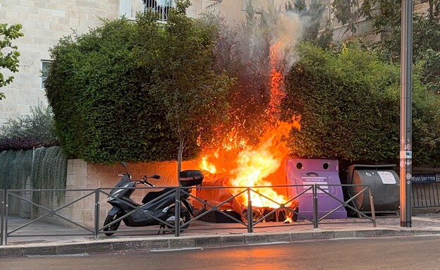 הצתה ליד מעון ראש הממשלה כחלק מיום המחאה (צילום: מוטי כהן)