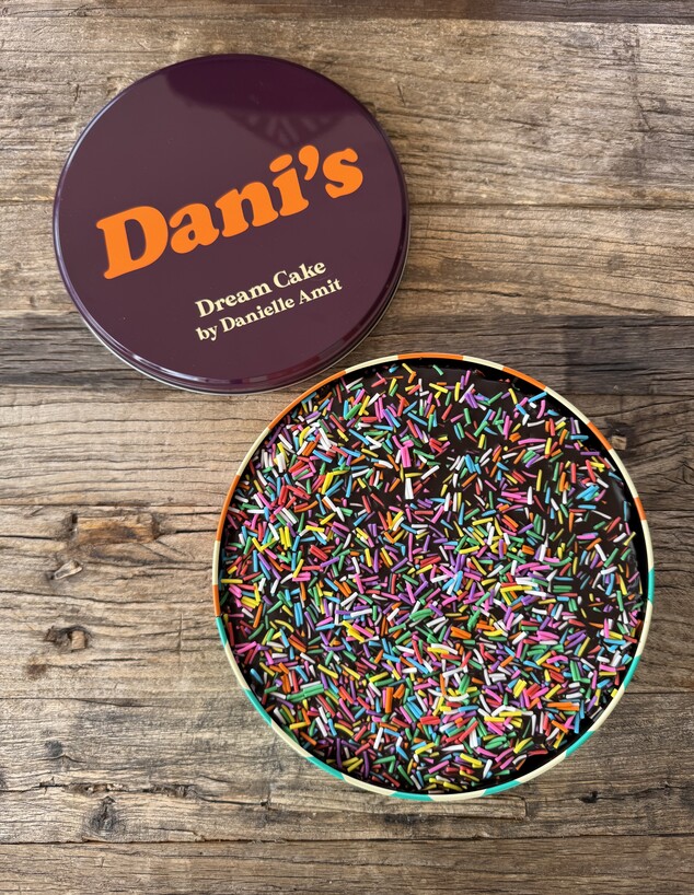 עוגת שוקולד של דניאל עמית. פרזנטציה ממותגת היטב