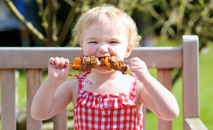 תינוקת אוכלת בשר  (צילום: shutterstock)