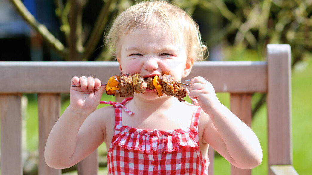 תינוקת אוכלת בשר תינוקת אוכלת בשר