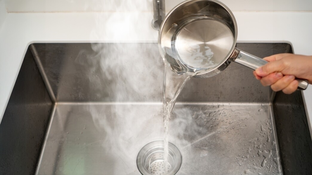 שופכת סיר רותח לכיור שופכת סיר רותח לכיור