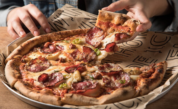 פיצת פפרוני עגל עם שום קונפי, נקניקיית צ'וריסו וחר פיצת פפרוני עגל עם שום קונפי, נקניקיית צ'וריסו וחר