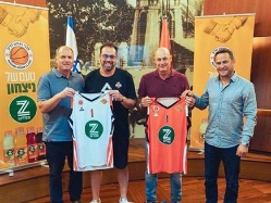 ראש העירייה רז קינסטליך, יו״ר המועדון ארז בן חיים, מאמן הקבוצה שרו (צילום: ספורט 5)