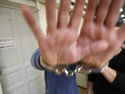 הפיל את הקשישה ותלש את השרשרת: אישום נגד תושב תל אביב ששדד בת 94 בביתה