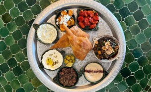 מגש "מרוקאי מצד אבא". ללה קפה (צילום: לין לוי, mako אוכל)