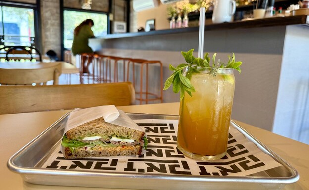 כריך ומשקה. המעדנייה של ז'אק כריך ומשקה. המעדנייה של ז'אק