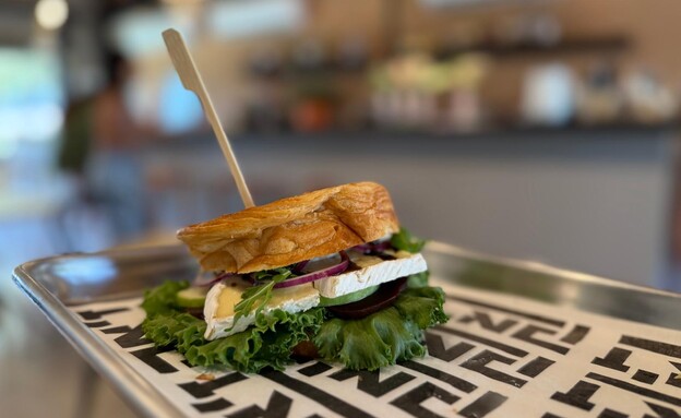 כריך בתוך מאפה מדופף. ז'אק כריך בתוך מאפה מדופף. ז'אק