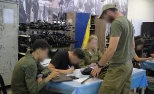 חלוקת ציוד ללוחמי המילואים לפני כניסתם לרצועת עזה (צילום: דובר צה"ל)