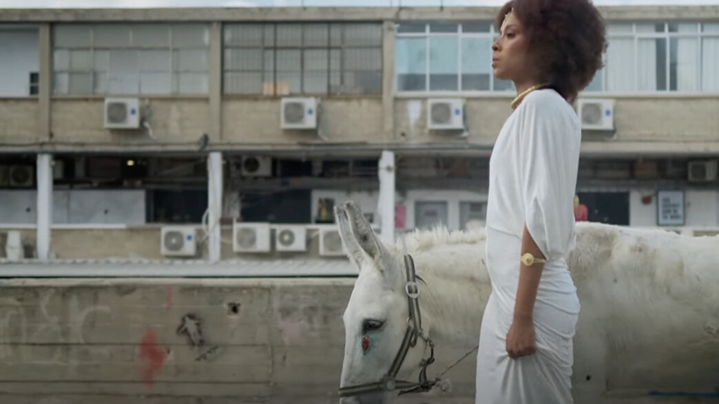 מתוך הקליפ לשיר "Party" של אסתר רדא