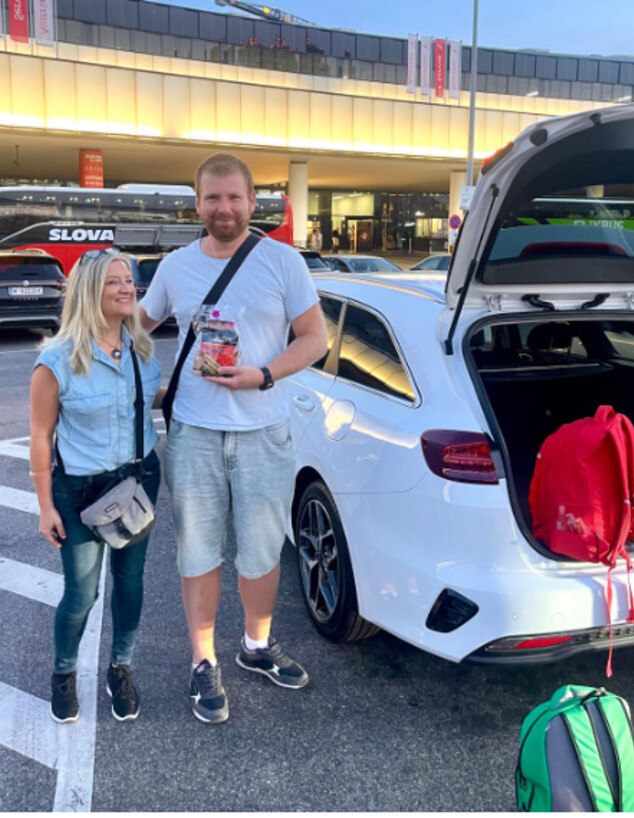 הילה מעניקה את המארז מישראל