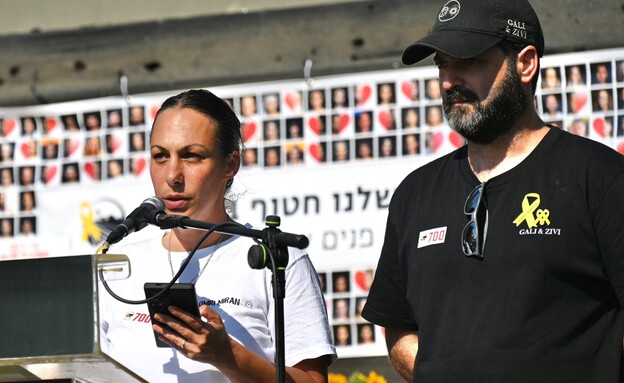 לישי מירן בכיכר החטופים ביום ה700 (צילום: אוריאל אבן ספיר)