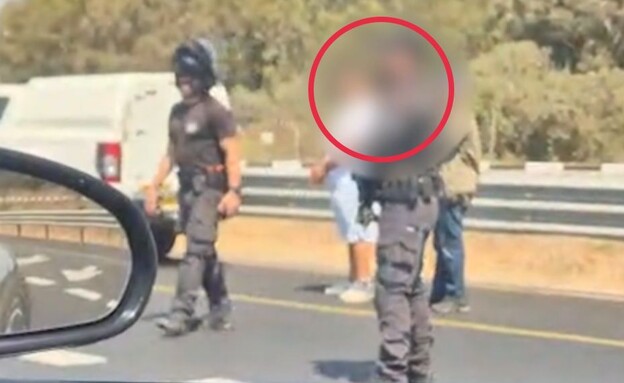 מעצר העבריין בכביש החוף (צילום: דוברות המשטרה)