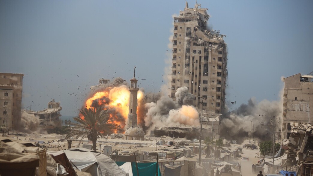 צה"ל תוקף רבי-קומות בעיר עזה