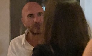 אחרי הגירושים: אסי כהן צמוד לבחורה אנונימית בדייט לילי (צילום: mako)