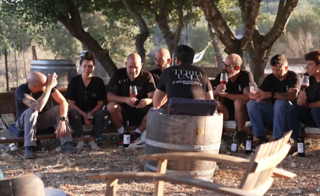 תומר וינברג ומשתתפי מיזם טרה אומה (צילום: החדשות 12)