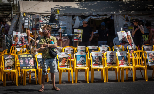 בני משפחות חטופים במאהל מחאה מול בית רה"מ בירושלים