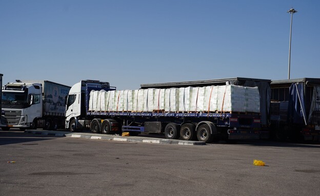 משאיות במעבר כרם שלום (צילום: עמית מרטין מנשרוף)
