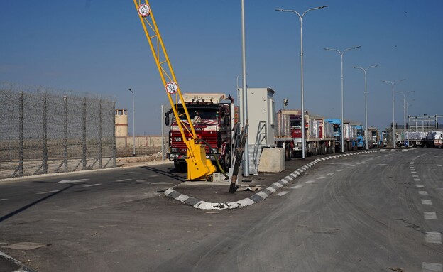 משאיות במעבר כרם שלום (צילום: עמית מרטין מנשרוף)