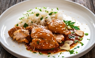 עוף עם סומסום וג'ינג'ר (צילום: shutterstock_Jacek Chabraszewski)