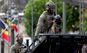 חיילים בבריסל ביום העצמאות של בלגיה (צילום: רויטרס)