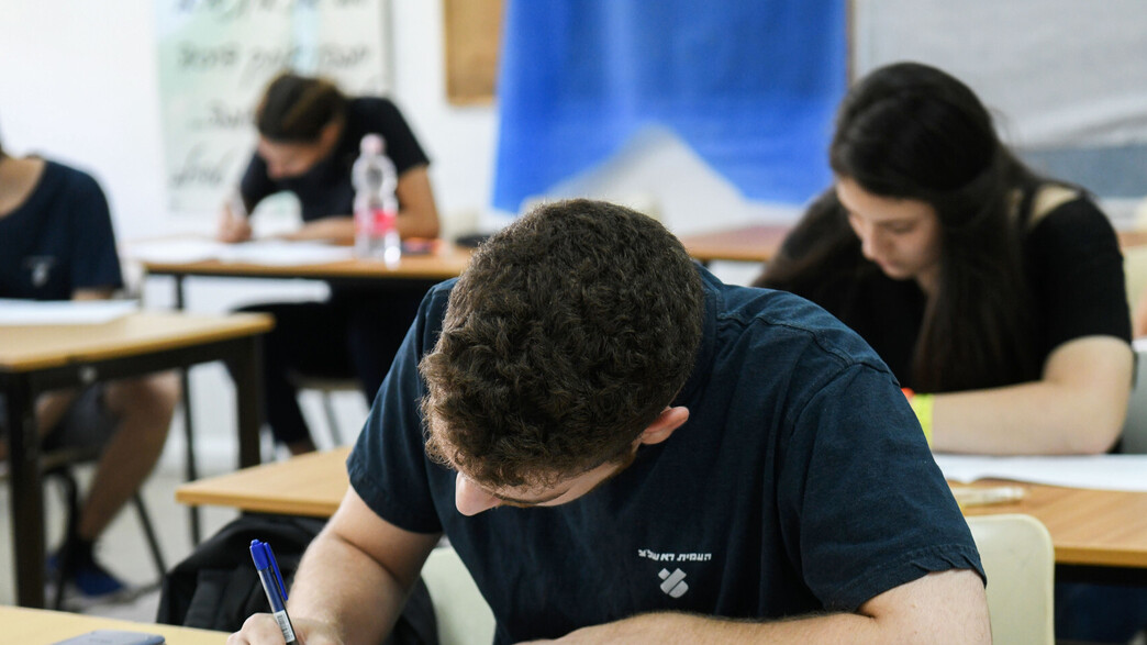 תלמידי תיכון נבחנים לבגרות