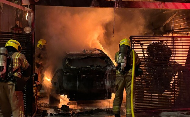 זירת זריקת הרימון בחדרה (צילום: דוברות כבאות והצלה)