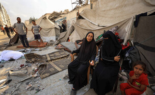 תושבים עזתים בעיר עזה  (צילום: Reuters)
