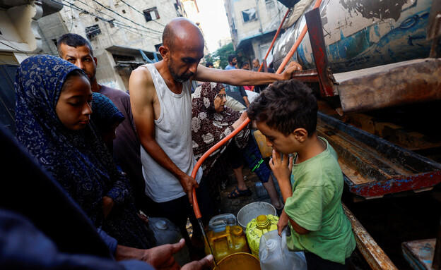 תושבים עזתים בעיר עזה (צילום: Reuters)