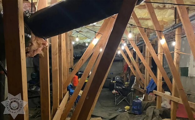 פולש הקים דירה סודית בבית באורגון (צילום: משרד השריף של מחוז קלקמאס
)