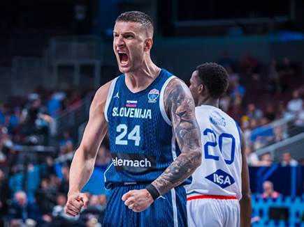 אומיץ` סחב את הנבחרת (FIBA)