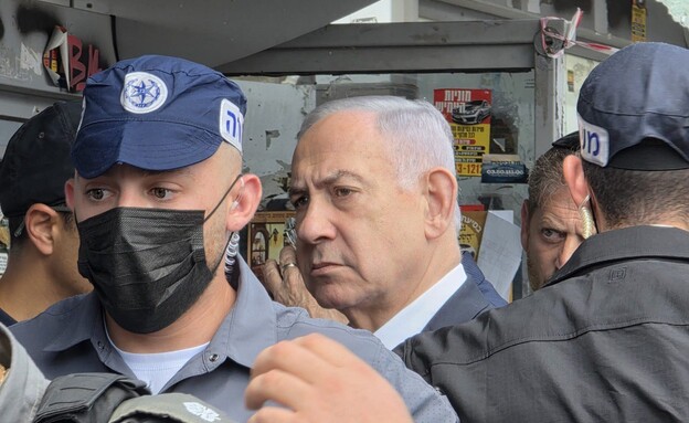 ראש הממשלה בזירת הפיגוע בצומת רמות (צילום: אביב הרץ, TPS)