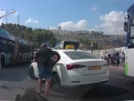 נהג המונית שחילץ אישה מהפיגוע בצומת רמות (צילום: חדשות)