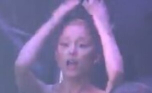 הכוכב הופיע - אריאנה גרנדה גנבה את ההצגה בקהל (צילום: VMA)