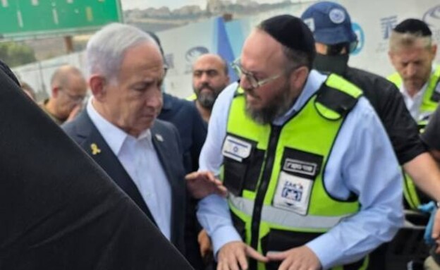 ראש הממשלה נתניהו בזירת הפיגוע (צילום: שימוש לפי סעיף 27א' לחוק זכויות יוצרים)