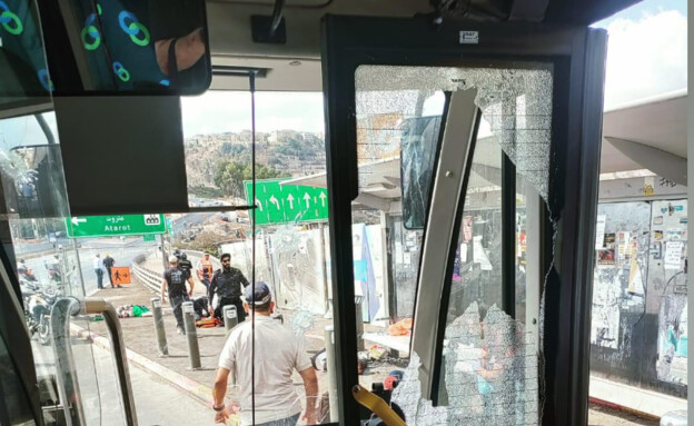 האוטובוס מהפיגוע בצומת רמות (צילום: שימוש לפי סעיף 27א' לחוק זכויות יוצרים)