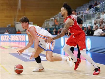 רמת גן לא הצליחה לעצור את שחקניו של רמי הדר (צילום: אלן שיבר)