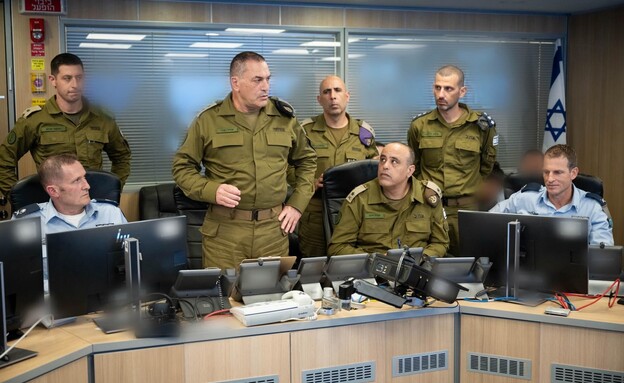 הרמטכ"ל בבור חיל האוויר ביציאה למבצע "פסגת האש"