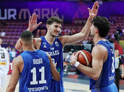יכול להיות שנראה אותם זה לצד זה ב-NBA? אבדיה וסורקין (אלן שיבר) (צילום: ספורט 5)