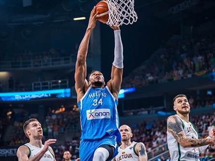 (Photo by Matteo Marchi/FIBA via Getty Images) (צילום: ספורט 5)
