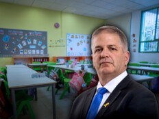 אחים לנשק, האיסור של שר החינוך - וסיבוב הפרסה