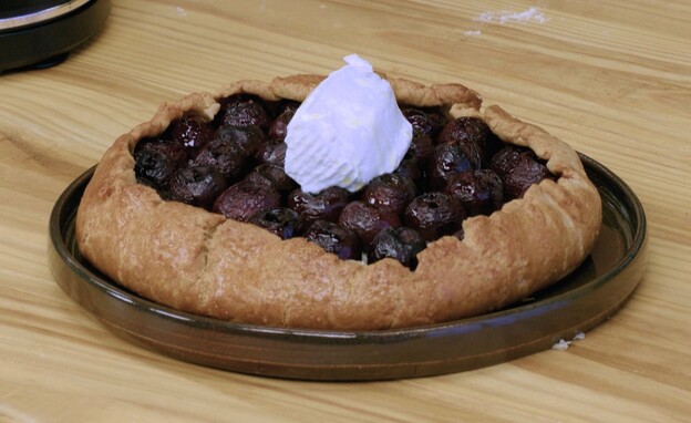 מאפה כפרי עם דובדבנים ושמנת חמוצה מאפה כפרי עם דובדבנים ושמנת חמוצה