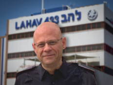 עד ההגנה של נתניהו חשוד בשוחד למשפחת פשע