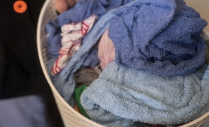 Copy of חדר כביסה, סל כביסה, מכונת כביסה (צילום: shutterstock_NeydtStock_re)