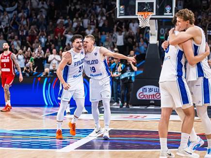 אבל הפינים חגגו בסיום (FIBA)