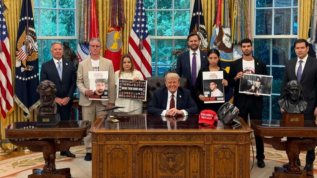 טראמפ נפגש עם שורדי השבי בבית הלבן טראמפ נפגש עם שורדי השבי בבית הלבן