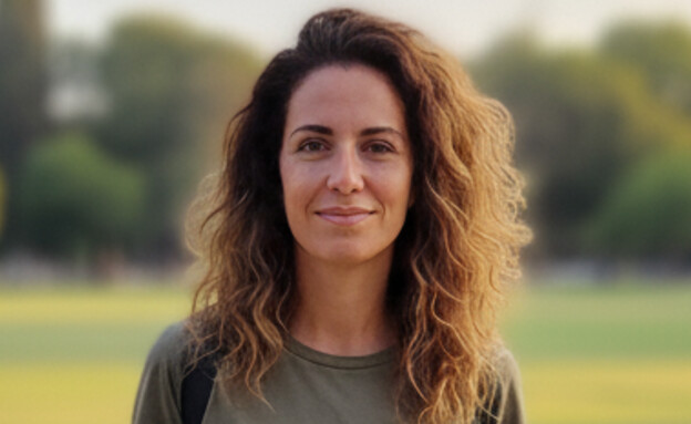 אישה עומדת באתר תיירותי