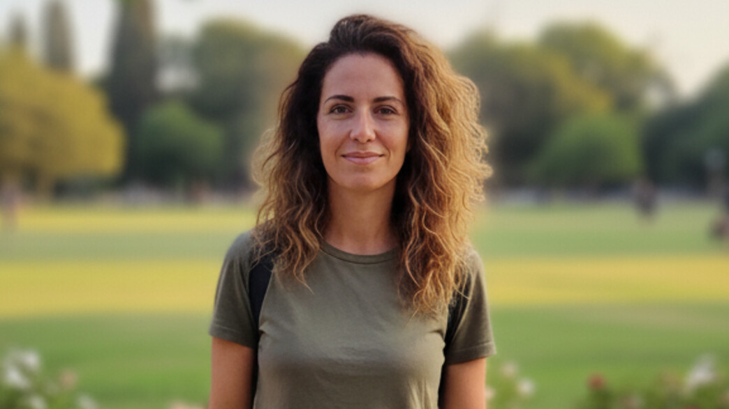 אישה עומדת באתר תיירותי אישה עומדת באתר תיירותי