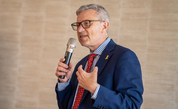 ד״ר דן דייקר