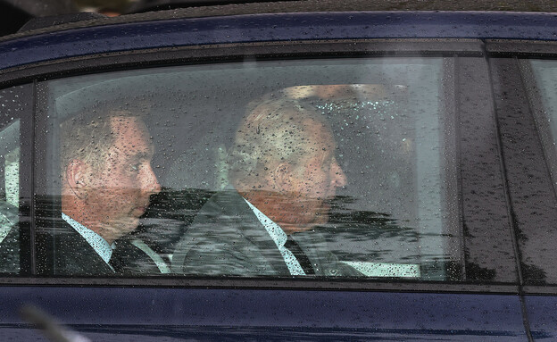 המלך צ'ארלס מגיע לפגישה עם הארי בבית קלרנס המלך צ'ארלס מגיע לפגישה עם הארי בבית קלרנס